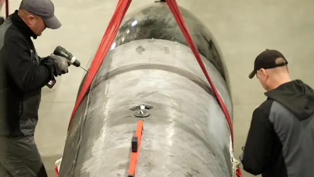 Dos hombres construyen el nuevo misil Flamingo, un misil de crucero ucraniano de largo alcance, diseñado para ataques profundos contra Rusia.