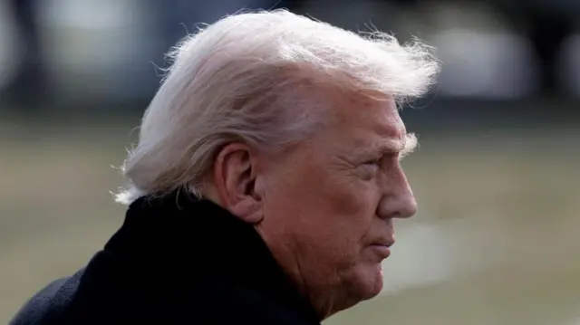El presidente Donald Trump habla con los medios de comunicación al salir de la Casa Blanca en Washington, DC, Estados Unidos, el 27 de enero de 2026.
