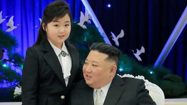 El líder norcoreano Kim Jong-un habla con su hija Kim Ju-ae en un banquete para celebrar el 75 aniversario del Ejército Popular de Corea en Pyongyang, el 7 de febrero de 2023.