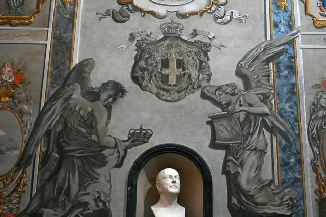 El fresco con dos ángeles flanqueando un busto de Humberto II de Italia