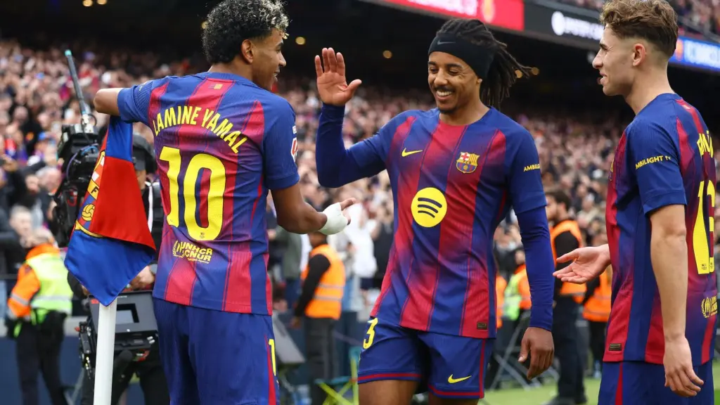 Koundé y Fermín celebran el tercer gol de Lamine Yamal contra el Villarreal.