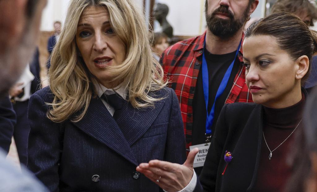 Yolanda Díaz y Sira Rego, en los pasillos del Congreso en marzo de 2025.