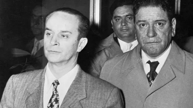 Una fotografía en blanco y negro muestra al presidente guatemalteco Jacobo Arbenz (izquierda), al senador mexicano Luis I Rodríguez (derecha) y a otro hombre, todos vestidos con trajes, camisas blancas y corbatas.