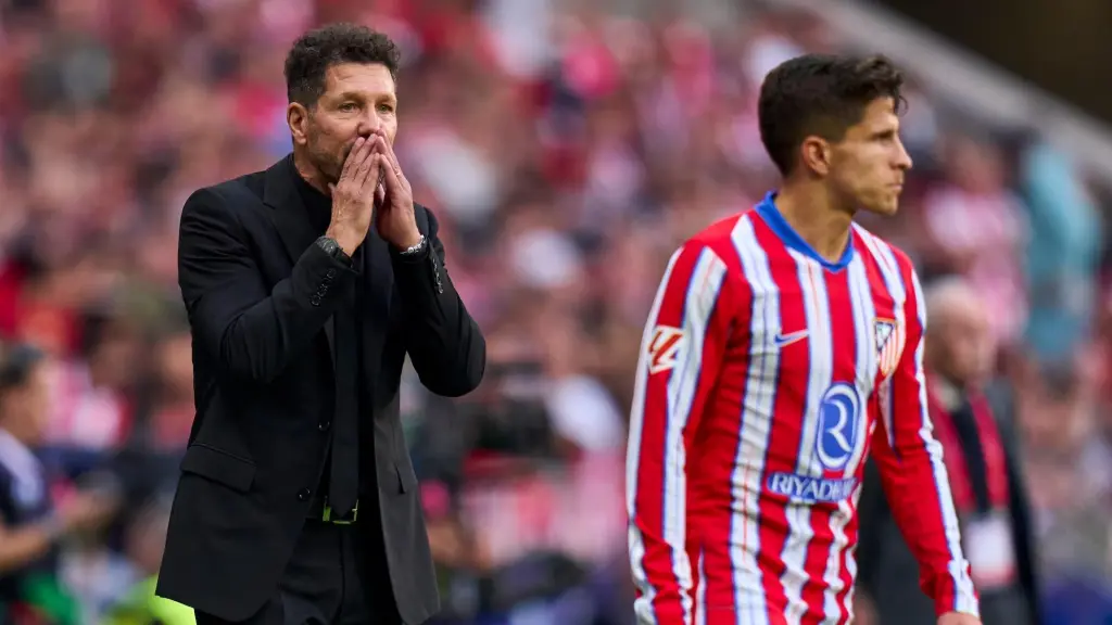 Simeone da instrucciones a su hijo Giuliano durante un partido.
