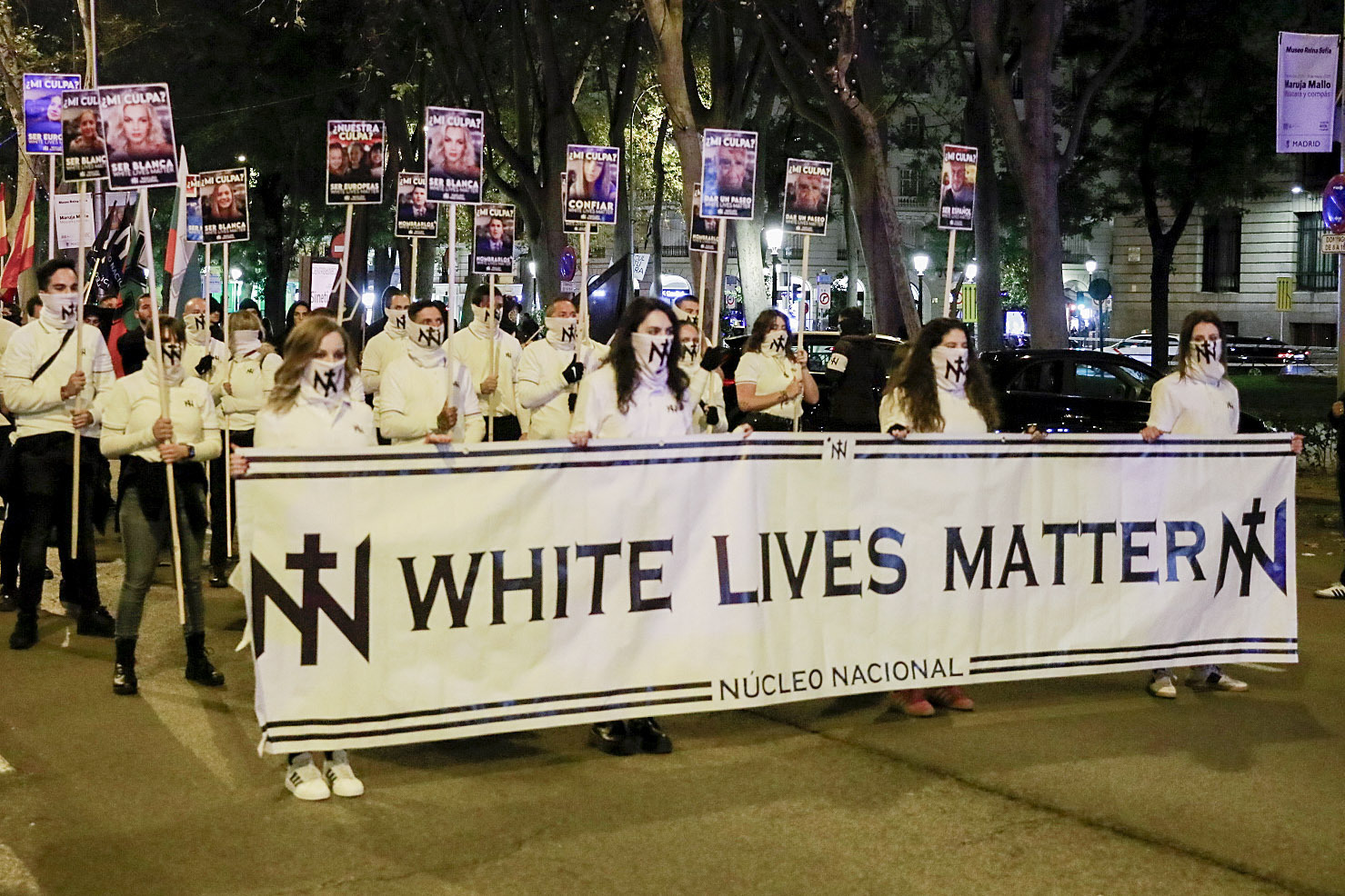 Miembros de la organización de extrema derecha Núcleo Nacional se manifiestan en Madrid el 8 de noviembre de 2025.