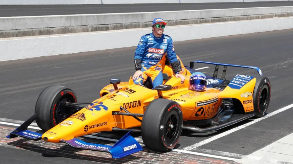 Fernando Alonso con el coche de las 500 millas de Indianápolis.
