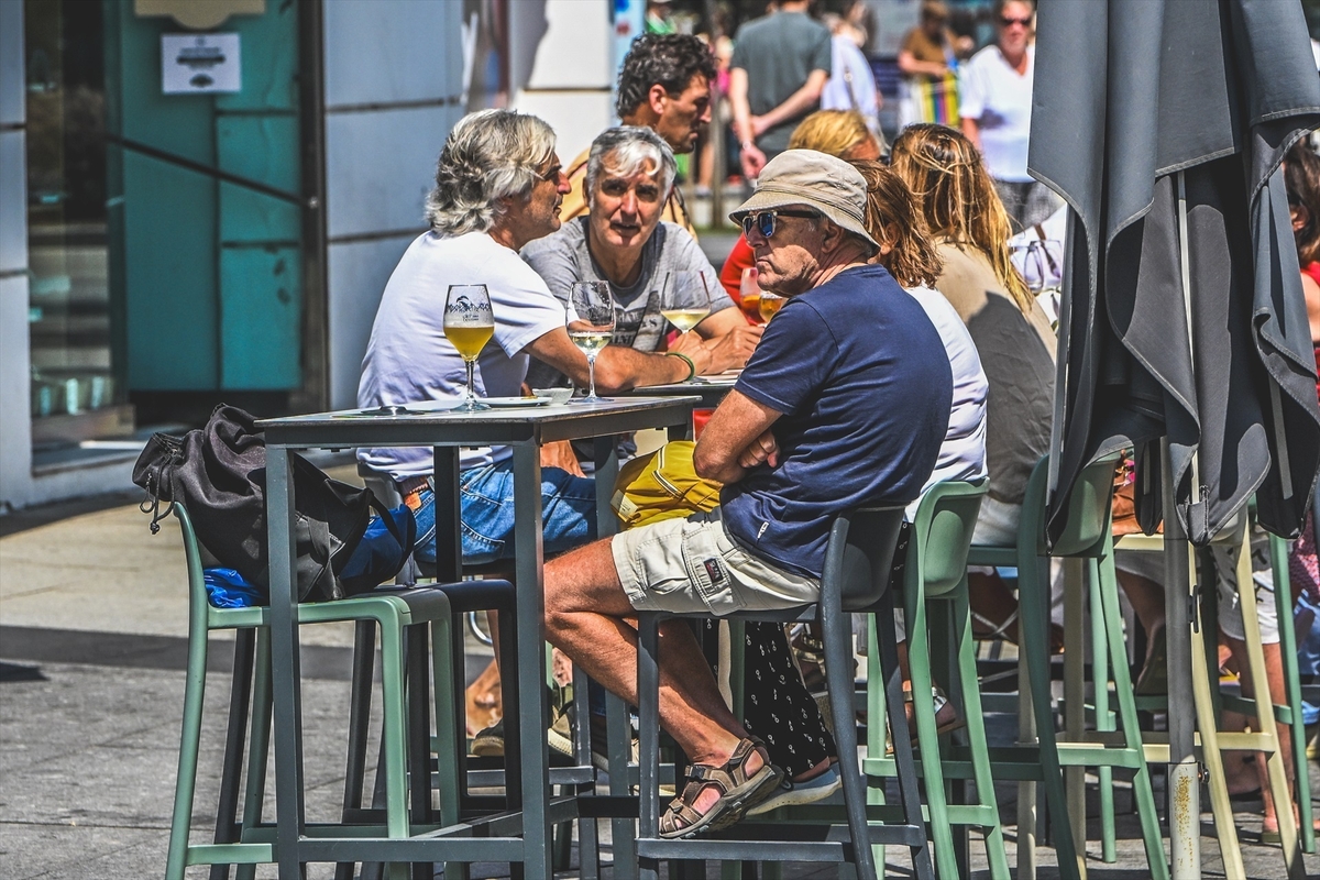 Turistas tomando algo en una