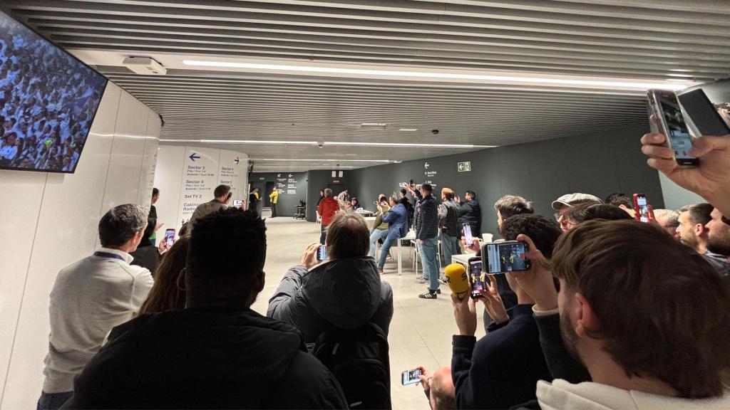 Una treintena de reporteros, al encuentro de Mourinho en la tribuna de prensa del Bernabéu