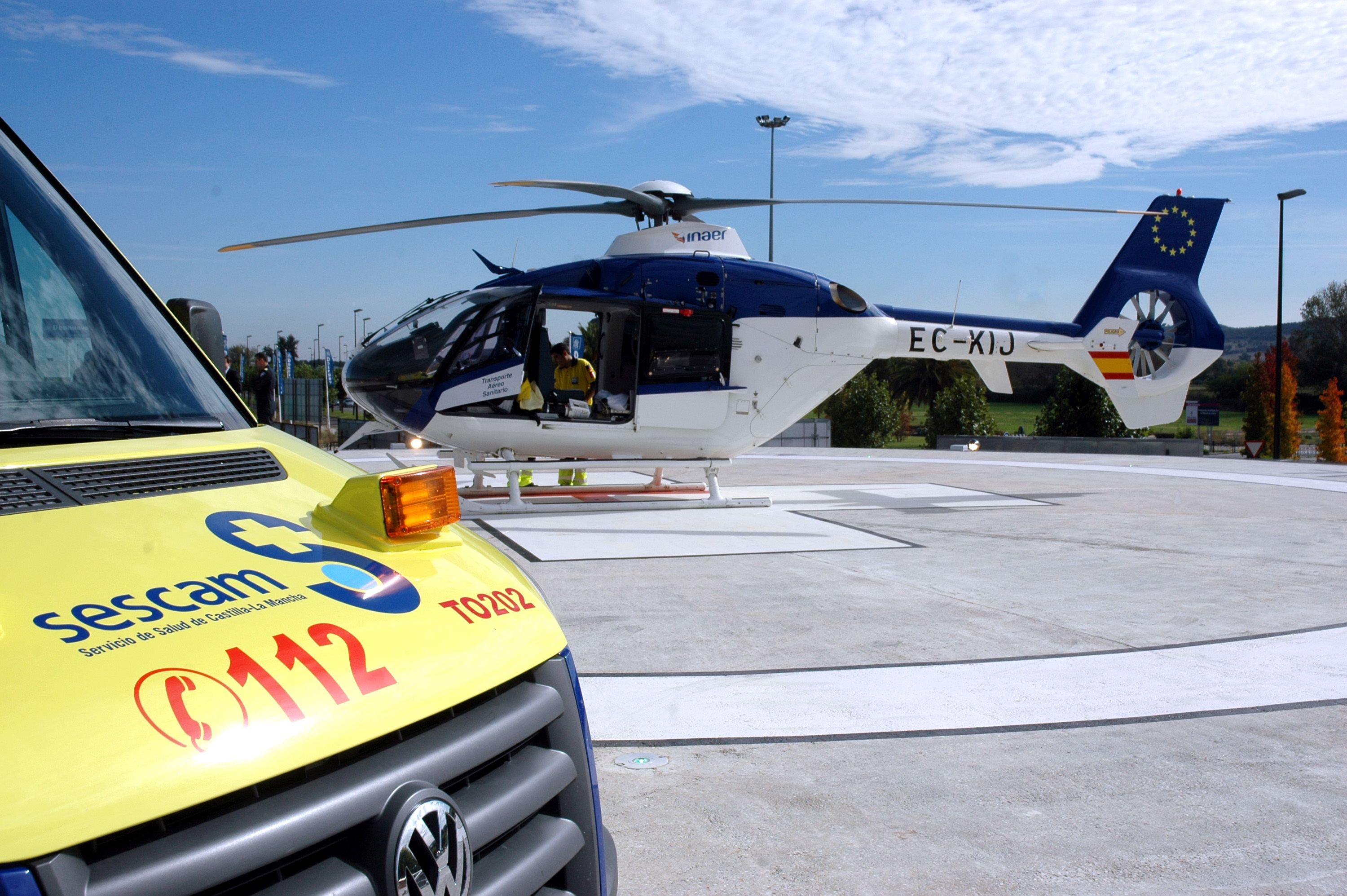 Una ambulancia y un helicóptero del SESCAM, en una imagen de archivo