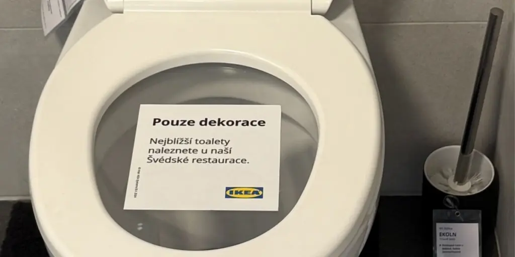 IKEA prohíbe usar baños de exposición por el Efecto Gruen según Kupi