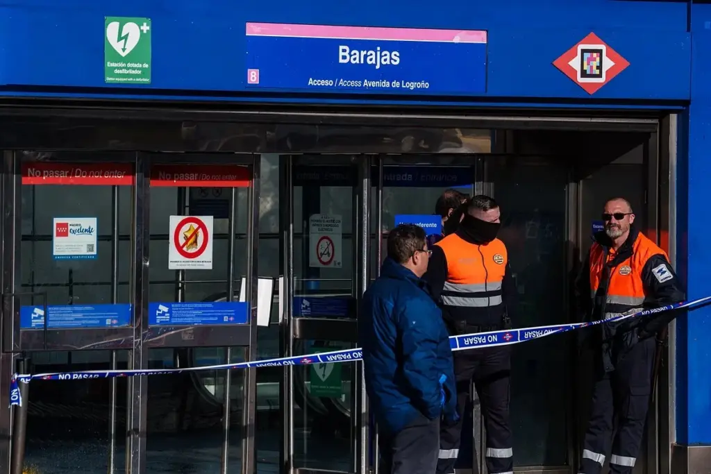 Inundación en Barajas: Desvíos en la M-14, corte de la Línea 8 y rescates por rotura de tubería