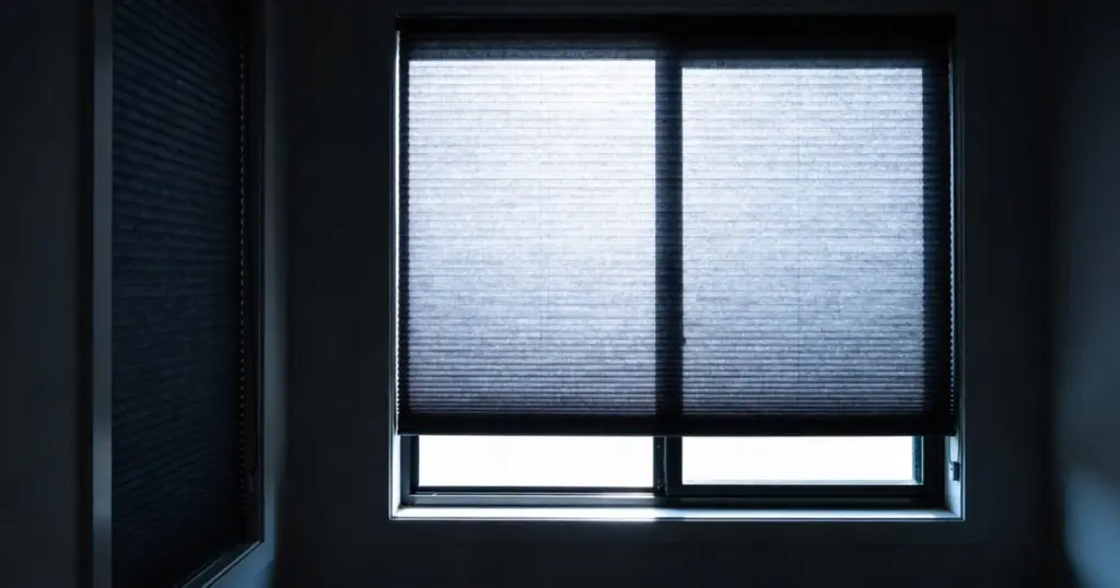 Las cortinas que transformarán tu habitación en un oasis de frescura y silencio (sin obras)