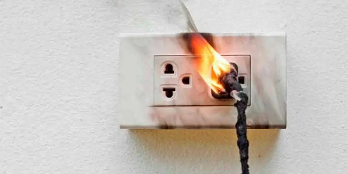 Los enchufes de tu casa emiten un olor a plástico quemado: el peligro oculto que ignora el 90% de usuarios - image 1