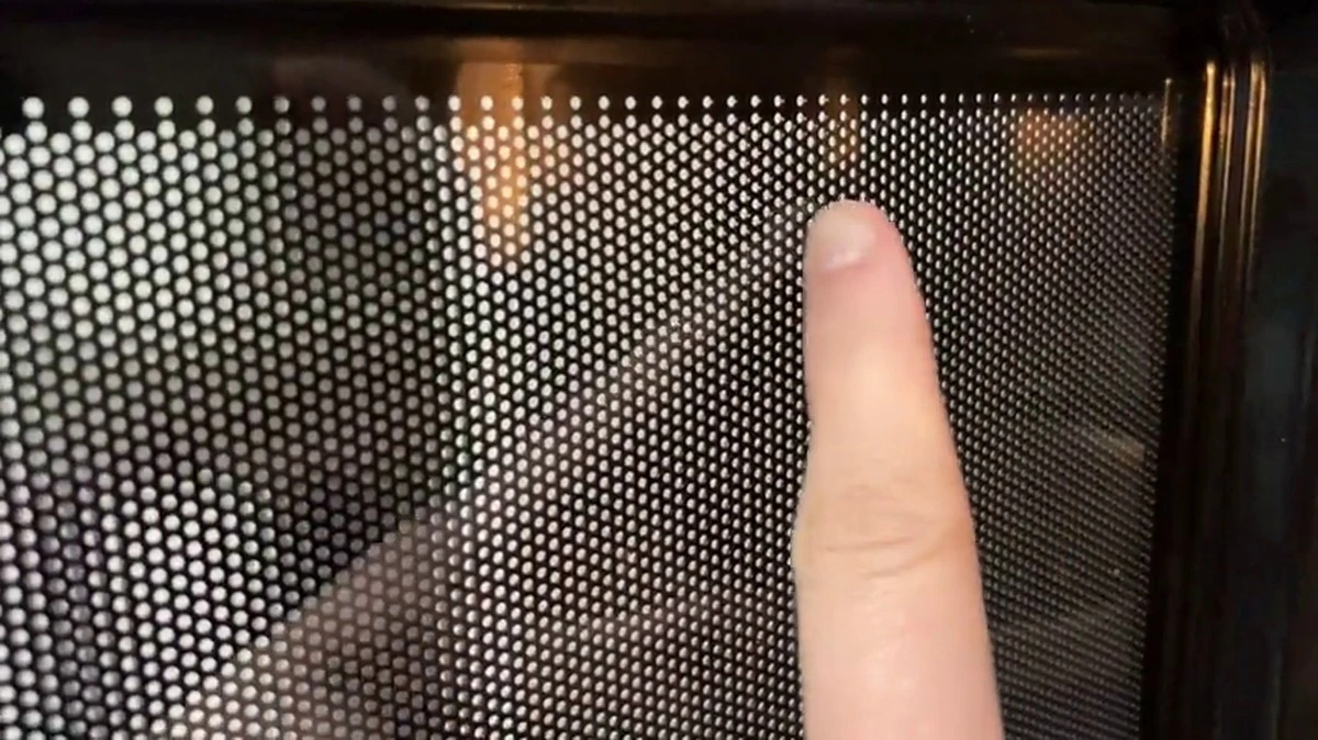 Los misteriosos puntos negros en la puerta de tu microondas: ¡No son solo para ver! - image 1