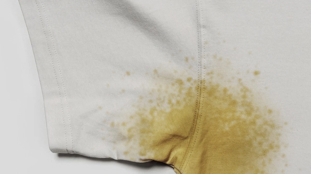 Manchas de aceite en la ropa: el truco del almidón de maíz en 15 minutos - image 1