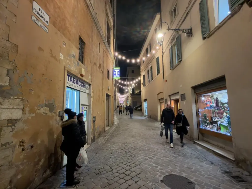 Más de 500 luces transforman los callejones de Jesi: un espectáculo que no te puedes perder