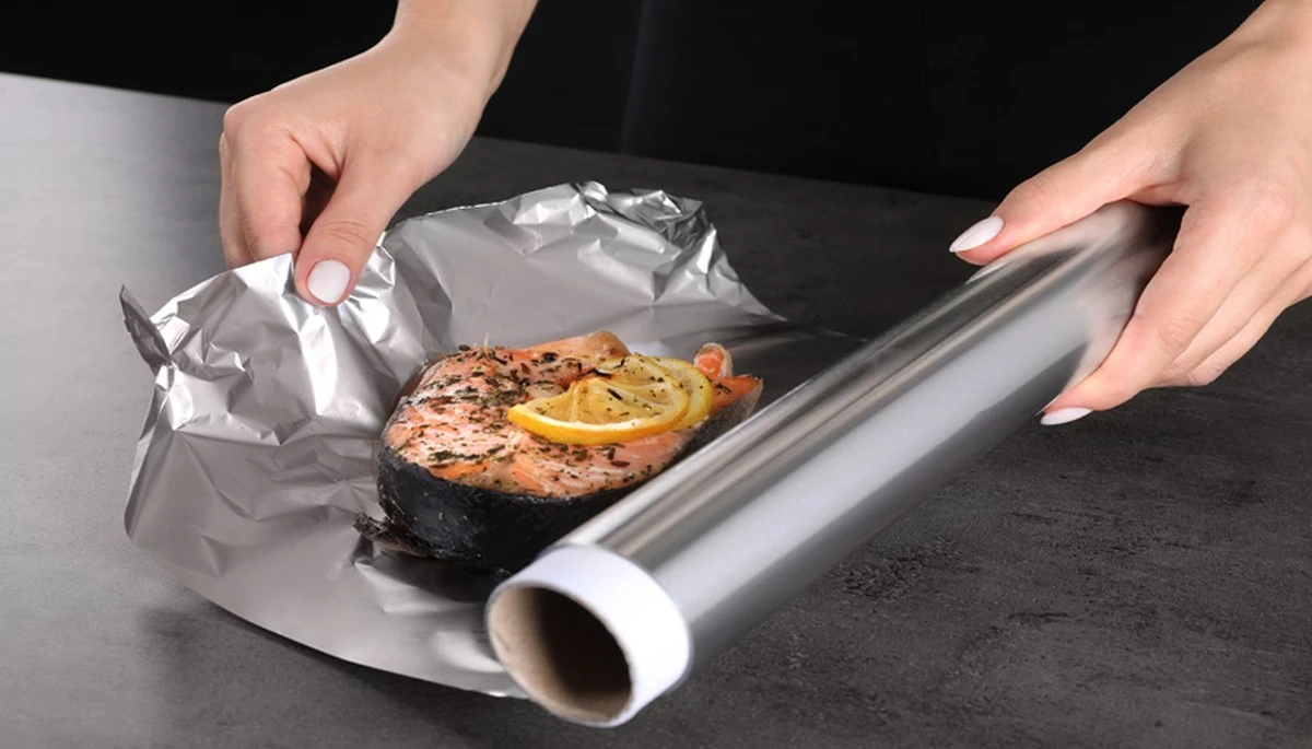 ¿Película de plástico o papel de aluminio? El error al guardar sobras que ya vigilan - image 1