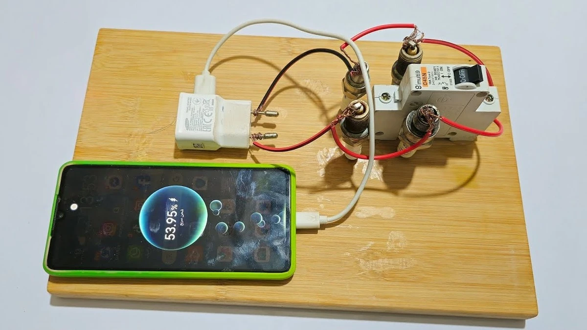 Por qué deberías conectar primero el cargador al enchufe y después al móvil - image 1