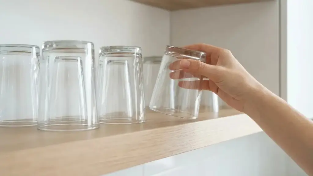 Por qué debes guardar tus vasos y tazas boca abajo: un secreto que te cambiará la vida