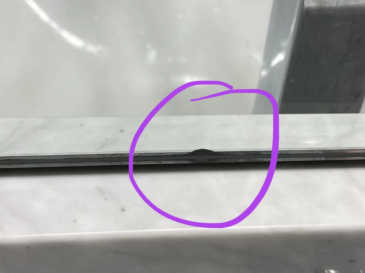 Por qué el espejo de tu baño se llena de manchas negras y cómo evitarlo - image 1