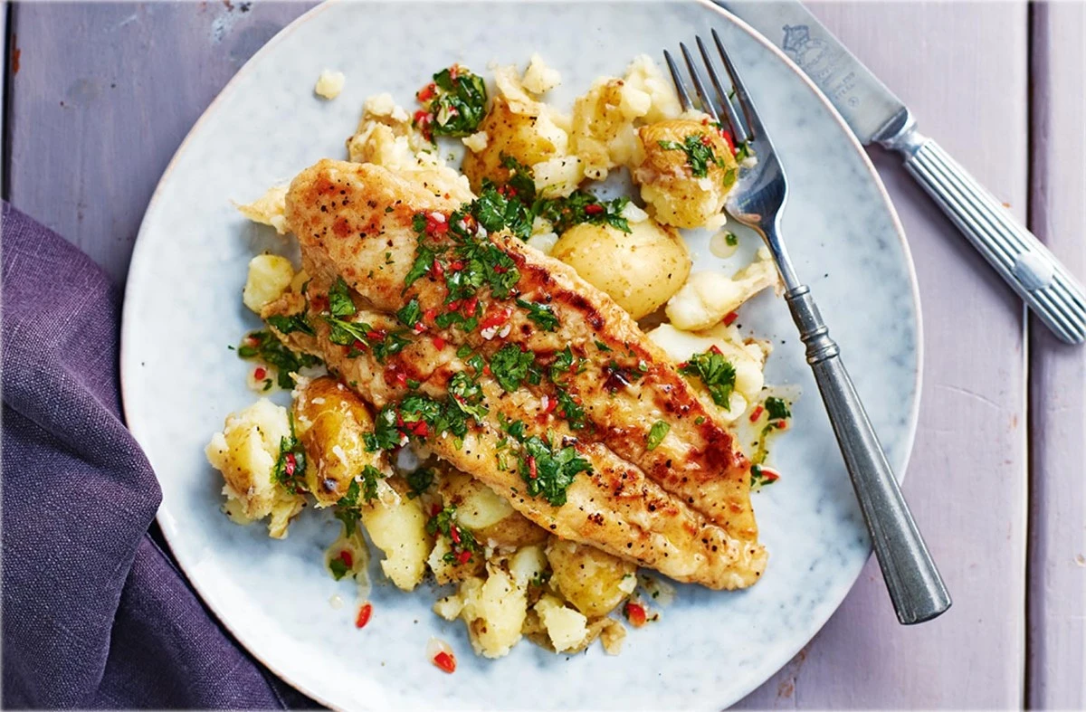 Por qué las cocineras expertas ponen una rodaja de patata en la sartén al freír pescado - image 1