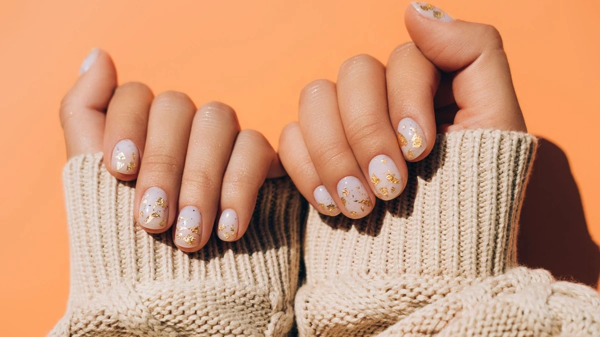 Por qué las expertas en belleza ya no usan esmaltes oscuros después de los 40 - image 1