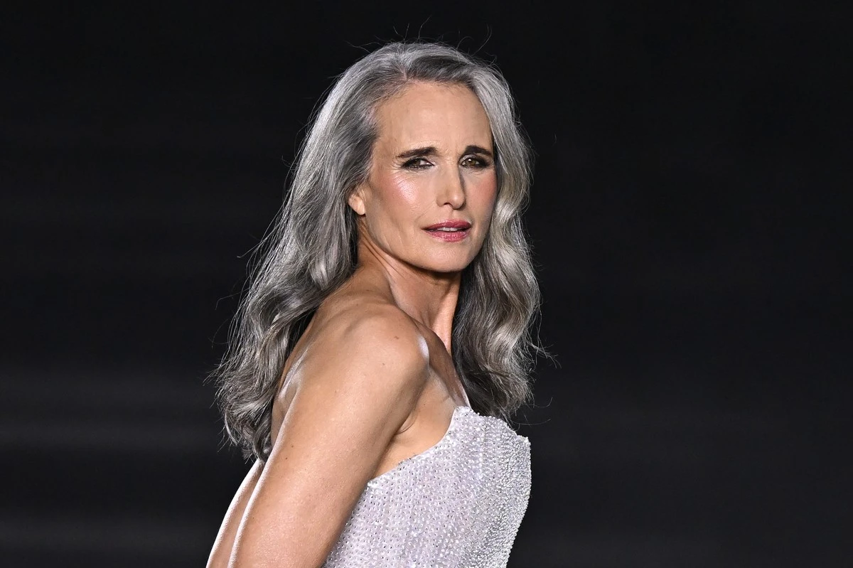 Por qué las mujeres que saben de estilo ya no se tiñen las canas cada mes - image 1
