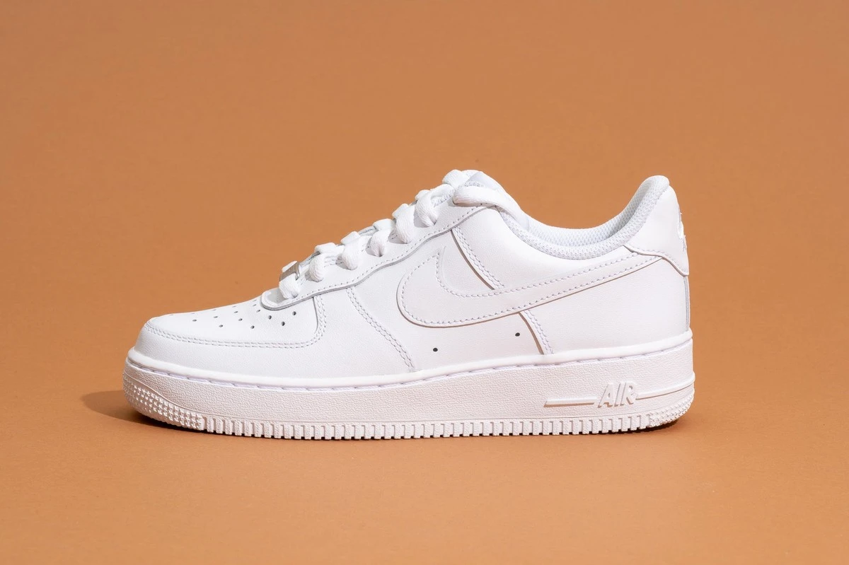 Por qué las mujeres más elegantes prefieren el tenis blanco al tacón - image 1