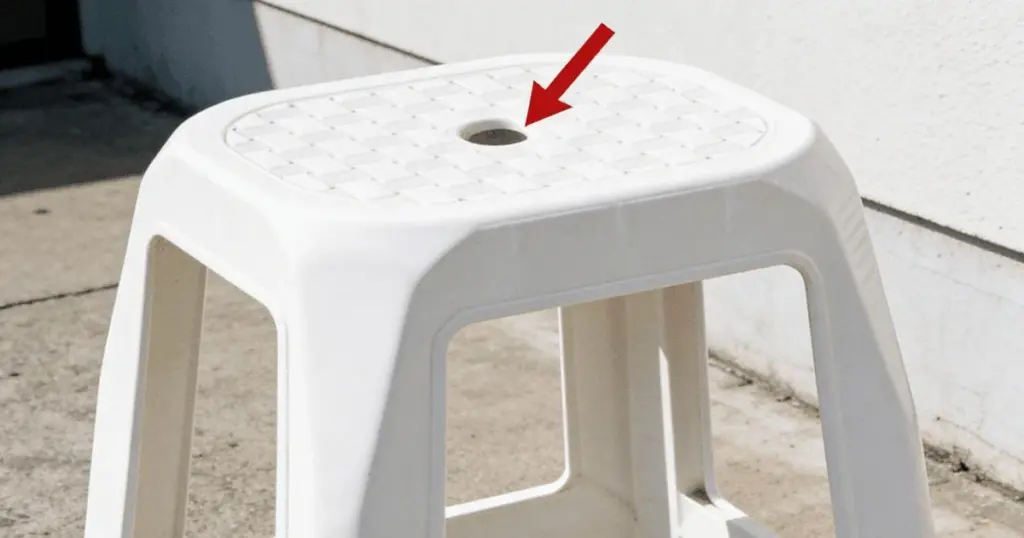Por qué las sillas de plástico siempre tienen un orificio circular en el asiento
