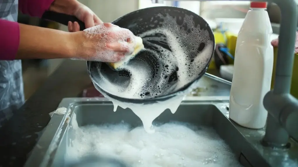 Por qué lavar los platos en el fregadero es menos higiénico de lo que piensas