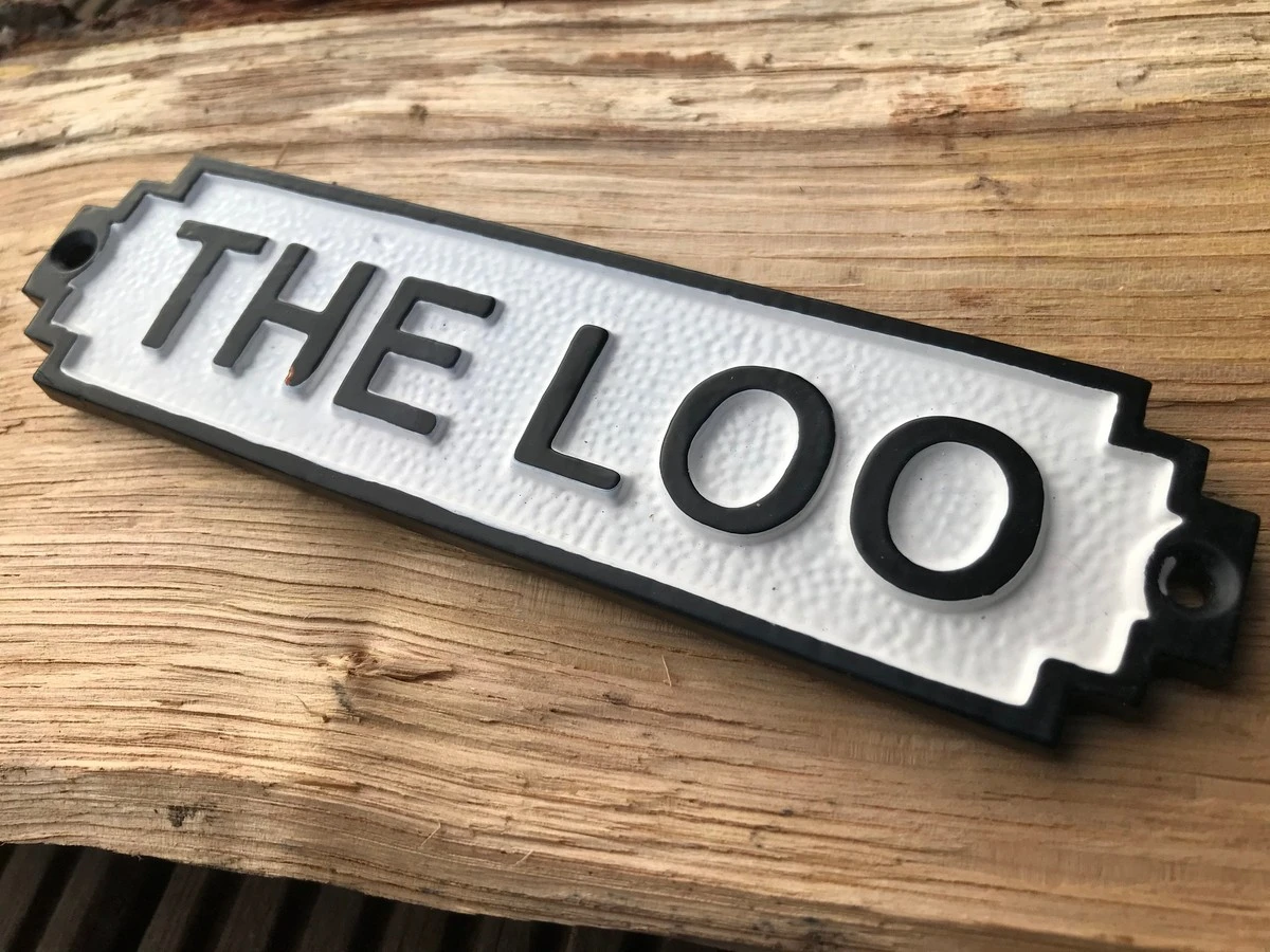 Por qué los baños públicos conservan las letras WC en la puerta - image 1