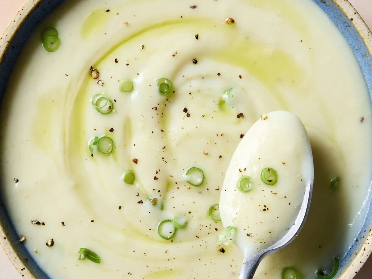 Por qué los chefs siempre añaden una cucharada de queso crema a la sopa de puerros - image 1