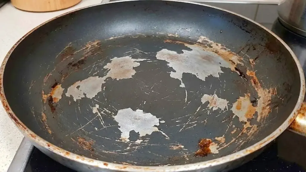 Por qué los cocineros experimentados ponen una gota de aceite en sus sartenes antes de guardarlas