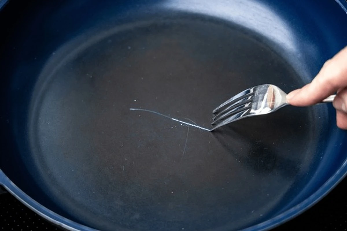 Por qué los cocineros experimentados ponen una gota de aceite en sus sartenes antes de guardarlas - image 1