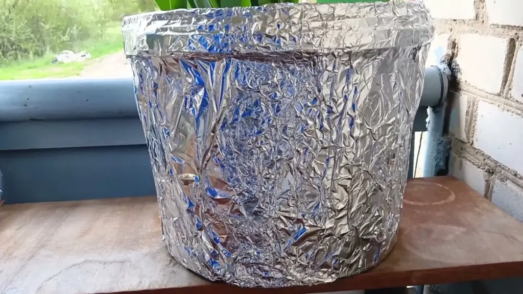 Por qué los jardineros expertos siempre ponen papel de aluminio en sus macetas