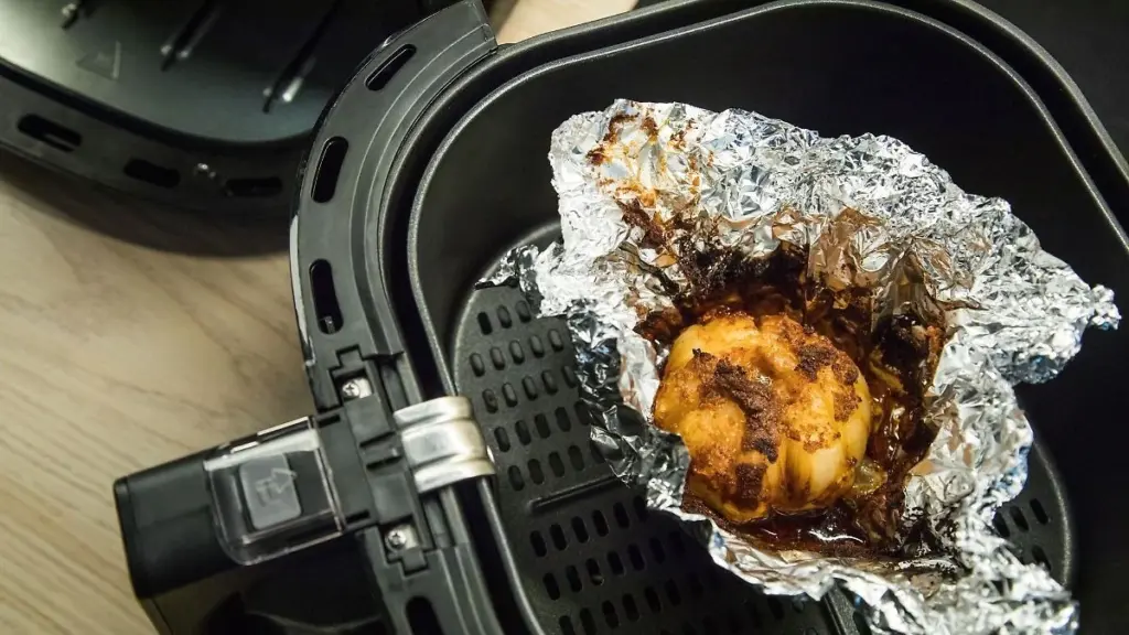Por qué no debes poner papel de horno en la freidora de aire sin comida encima