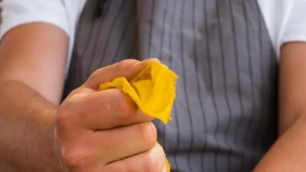 Por qué nunca deberías dejar la bayeta colgada en el grifo de la cocina