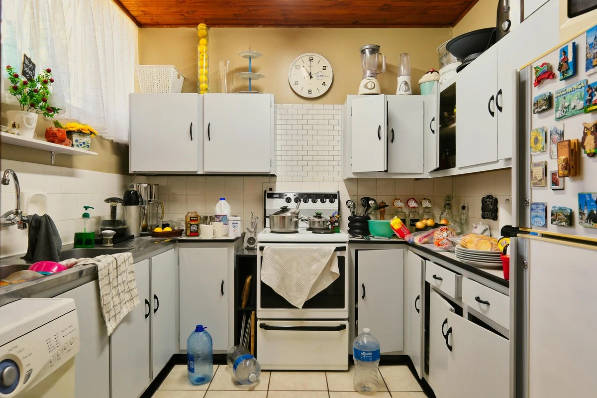 Por qué tener el cubo de basura abierto o bolsas acumuladas en la cocina revela cómo eres como anfitrión - image 1