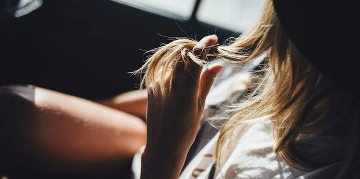 ¿Qué esconde tu pelo? Descubre señales ocultas en tu cabello durante citas y reuniones tensas - image 1
