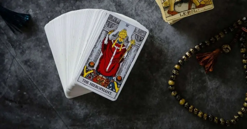 Tarot del día: tu guía cósmica para el 28 de febrero de 2026