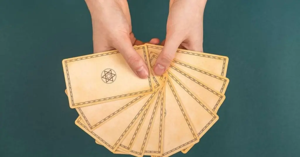 Tarot del día: Tu guía astrológica para el 21/02/2026