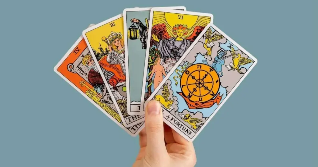 Tarot del domingo 08/02/2026: Una carta para cada signo y tu camino hacia la claridad