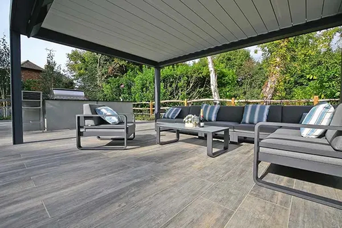 Terraza perfecta sin mantenimiento: el truco del gres porcelánico efecto madera - image 1