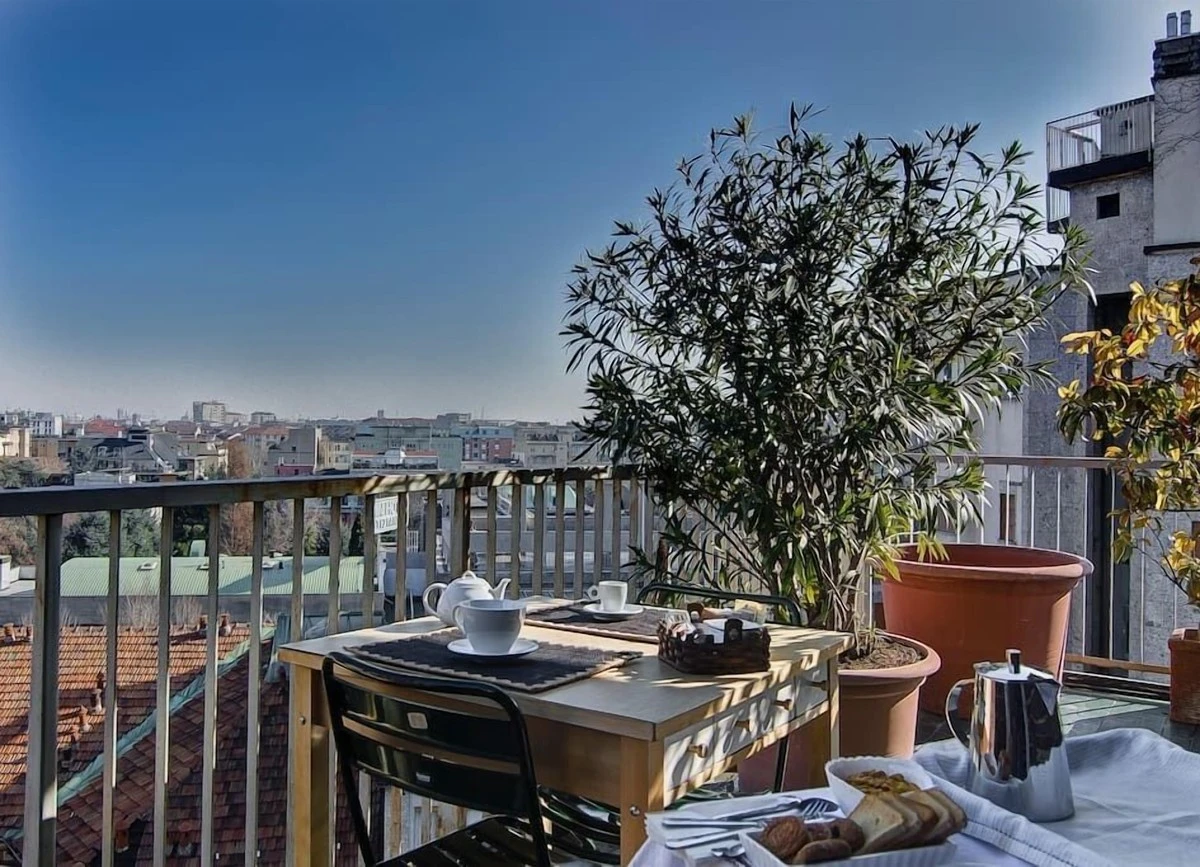 Un ático en Milán se duplica con una terraza de ensueño - image 1