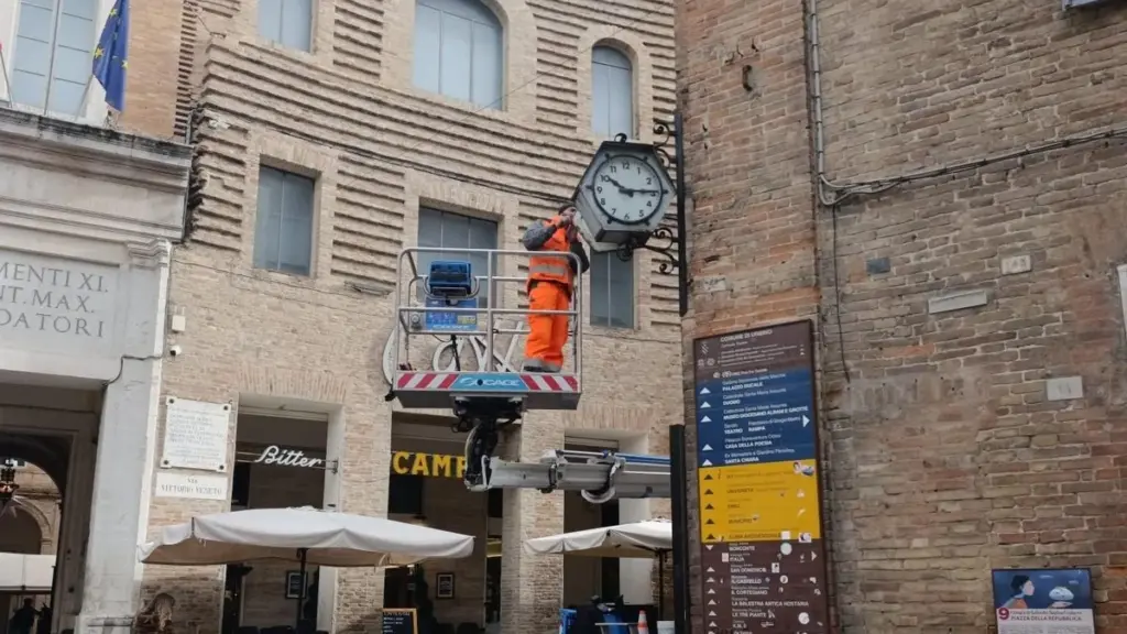 Urbino Recupera Su Tiempo: El Reloj de la Plaza Vuelve a Marcar Las Horas