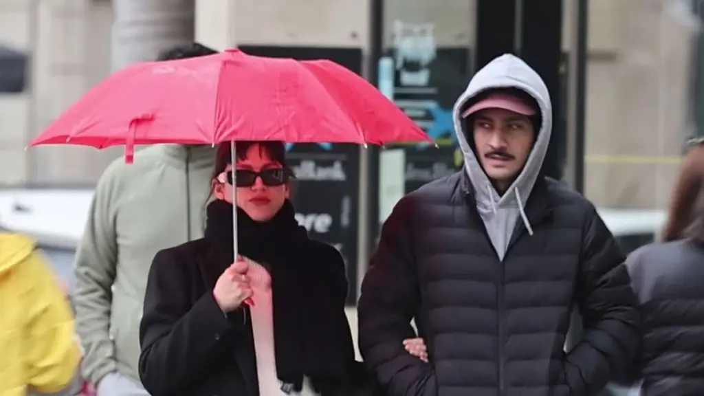 Úrsula Corberó y Chino Darín: lino y madera para el Nesting en Barcelona