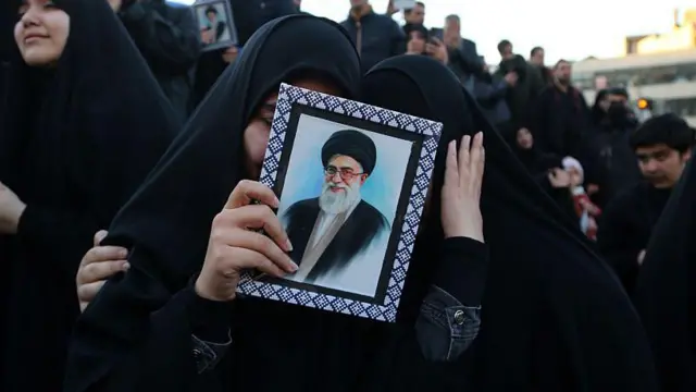 Los fieles lloran al ayatolá Alí Jamenei tras confirmarse su muerte en los ataques del 28 de febrero de 2026.