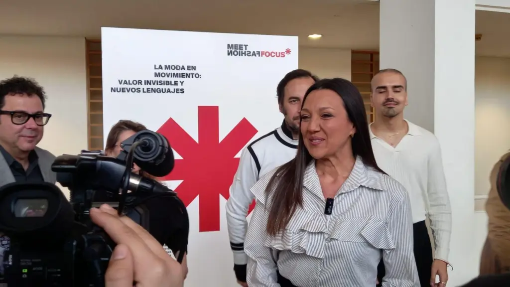 La Consejera de Cultura, María Carmen Conesa, yendo a comparecer ante los medios.