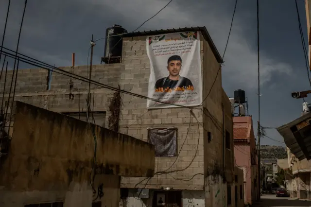 Un gran póster de Jad cuelga del techo de su casa familiar en el campo de refugiados de al-Far'a, en la Cisjordania ocupada.