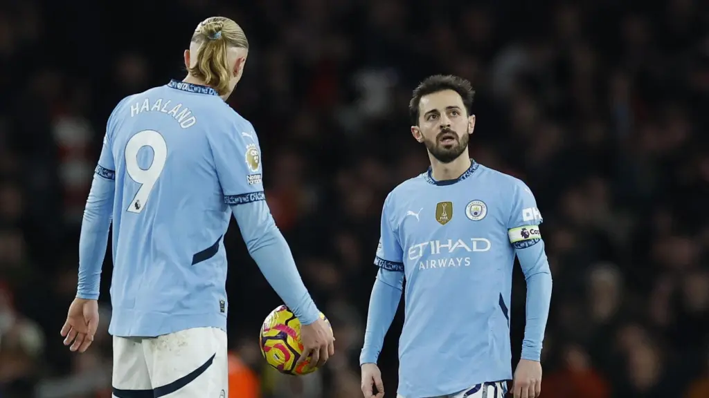 Bernardo Silva y Haaland se disponen a sacar de centro tras encajar un gol.